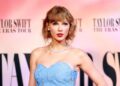 Тејлор Свиф облече син фустан од 12.000 долари за премиерата на нејзиниот концертен филм во Лос Анџелес