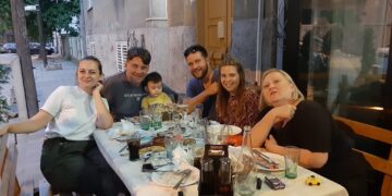 Цела фамилија на скара за 28 години брак