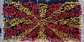 1.200 ученици со перформанс формираа македонско знаме на плоштадот во Прилеп