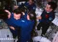 По пет месеци поминати во вселената, кинеските астронаути се вратија на Земјата