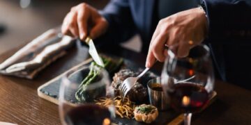 Маж нарачувал луксузни вечери и лажирал срцев удар во 20 ресторани за да избегне да плати сметка