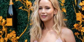 Џенифер Лоренс се појави гола во нова серија на Нетфликс: урнебесна и бестрашна коментираат фановите