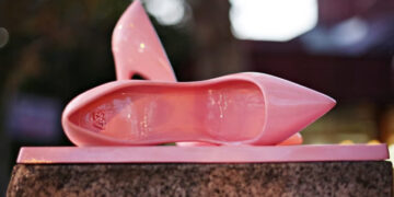 Во Белград поставена е скулптура во чест на Мерлинка, првата југословенска транс-личност