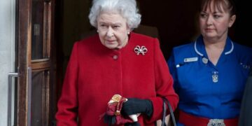 На фотографија со кралицата Елизабета заговорниците го забележаа знакот на масоните