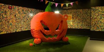 Најголемата лего тиква на светот направена од 100 илјади лего коцки изложена во Данска