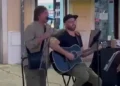 (Видео) Ален Исламовиќ пееше со уличен музичар среде Ровињ