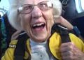 (Видео) Баба од Чикаго го собори светскиот рекорд, на 104 години скокна со падобран