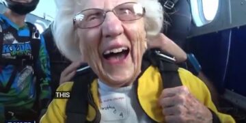 (Видео) Баба од Чикаго го собори светскиот рекорд, на 104 години скокна со падобран