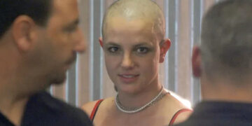 Бритни Спирс по 16 години во мемоарите открива зошто ја избричила главата