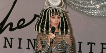 Шер сними албум со божиќни песни и го посвети на мајка ѝ