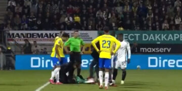 (Видео) Голман изгуби свест на терен по жесток удар во глава