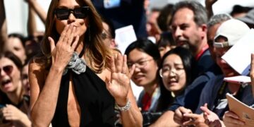 Без поддршката од жените денес не би имала лева дојка, открива Карла Бруни за борбата со ракот