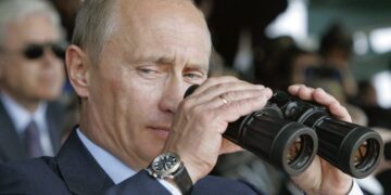 Путин го носи часовникот на десната рака со причина: Некои од теориите на заговор за рискиот претседател