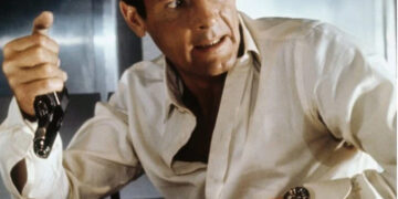 Колекција од 20 „Џејмс Бонд“ часовници на Роџер Мур продадени за 93.000 долари