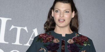 „Не сакам повеќе да спијам со никого или да слушам како некој дише до мене“: Линда Евангелиста изненади со изјава, па проговори за корекцијата која  ќе и го уништила животот