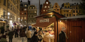 (Фотогалерија) Како од бајките: отворен божиќниот базар во Стокхолм