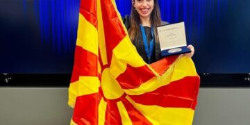 Елена Божиновска: млада инфлуенсерка, која, наместо да промовира брендови, поттикнува промени и се бори за правата на децата