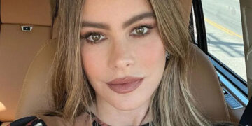 (Видео) Софија Вергара ги покажа своите вештини за шминкање, а фановите и ги пронајдоа грешките: „Прво намокрете го сунѓерот“