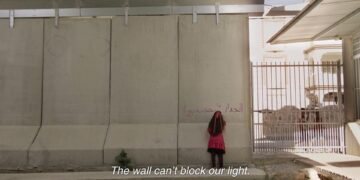 Рецензија на Холивуд Репортер за „Патување пеш“: режисерката на „Медена земја“ со нејзиниот ефективен спој на политичка итност и поетска креативност