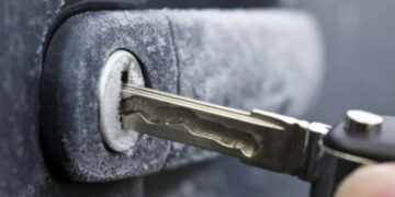 Како да го отклучите автомобилот за секунда: трик од искусни возачи ако ви замрзне бравата ноќе