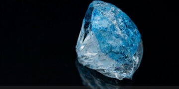 Познатиот син дијамант продаден на аукција за 44 милиони долари