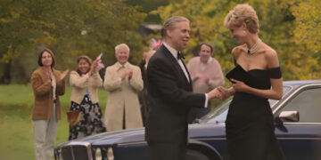 Репликата на т.н. одмазднички фустан на Дијана од серијата „Круна“ оди на аукција