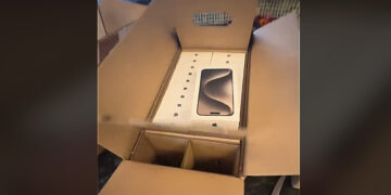 (Видео) По грешка добил кутии полни со телефони iPhone 15 Pro Max, сака да ги задржи