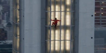 (Видео) Успеав, жив сум: Оскаровецот Џаред Лето се искачи на врвот на Емпајер стејт билдинг