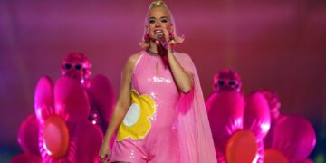 (Видео) Ќерката на Кејти Пери и Орландо Блум за прв пат во јавност: Дојде на концертот на мајка си и ги разнежни сите