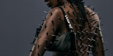 Голите гради ги покри со рака: 53-годишната Наоми Кембел го запали Инстаграм со жешки фотографии