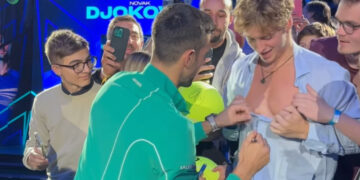 (Видео) „Можеш ли да ми се потпишеш на градите“ – Новак Ѓоковиќ доби необично барање за автограм