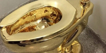 Златна тоалетна школка украдена во 2019 година од палата во Британија, крадците се обвинети сега