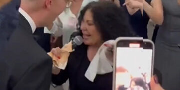 (Видео) Стоја плаче додека ја китат со пари: пејачката си ги брише солзите, а во рацете држи 200 евра