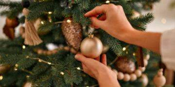 Овие украси треба да ги ставите на елката: Бои и форми кои носат среќа, љубов и пари
