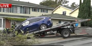 (Видео) Возило на Тесла, Модел X прелета базен и заврши во кујната на семеен дом