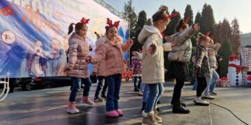 Новогодишен караван во Кисела вода: Концерти, Дедо Мраз и пакетчиња за сите 3000 дечиња во публиката