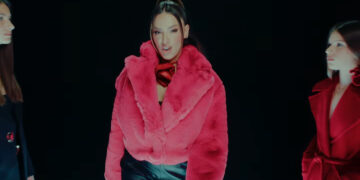 (Видео) Сара Јо воодушевува со секси изглед во новиот спот: долги нозе и опасно добро тело