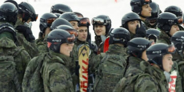 Шпанската принцеза фотографирана како оди на воена служба