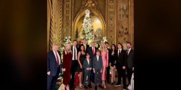 Трамп објавија божиќна семејна фотографија