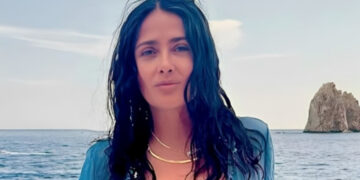 Половина милион лајкови: Селма Хаек  ја покажа својата фотографија во бикини