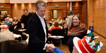 Бабите и дедовците во Лондон беа воодушевени кога видоа кој им послужува божиќен ручек