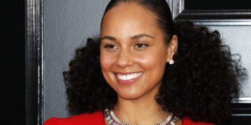 (Видео) Алиша Кис ги изненади сите на железничка станица во Лондон: свиреше на пијаното на Елтон Џон