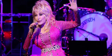 Доли Партон верува дека флертувањето со други мажи е здраво за бракот: „Не сме љубоморни и никогаш не сме се изневериле сексуално“