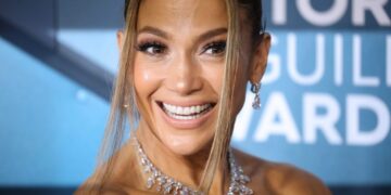 Џенифер Лопез во едноставен црвен фустан го одзема здивот