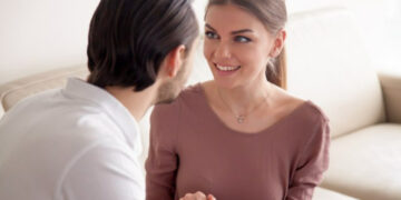 Кој вели „Те сакам“ прв и по колку време?