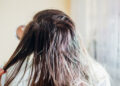 Исушете ги корените на косата со фен, трик доколку вашата коса брзо се масти