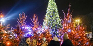 На плоштад во Киев светна новогодишната елка, Божиќ ќе се слави на 25 декември