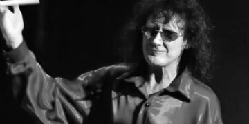 Почина музичарот Колин Бурџис, првиот тапанар на легендарниот бенд AC/DC