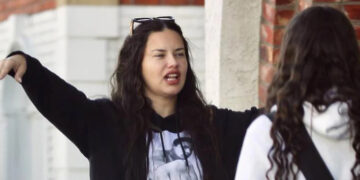 Адријана Лима фотографирана во природно издание на улица во Лос Анџелес