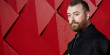 Сем Смит на црвениот тепих се појави во мини здолниште и огромни штикли